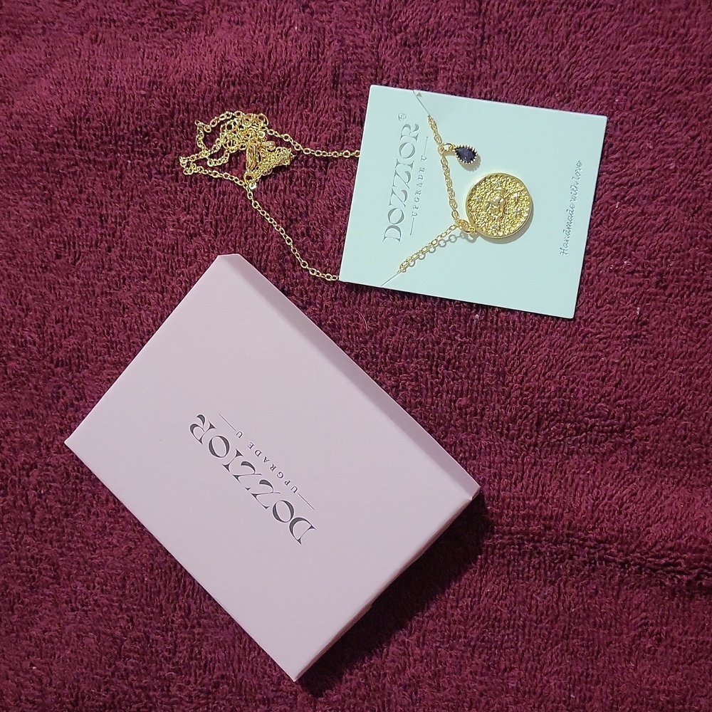 NWOT,  DOZZIOR WOMEN'S NECKLACE.